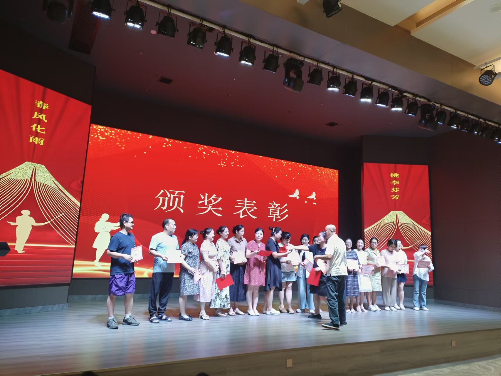 9月10日，曙光学校教师节文艺晚会在乐鱼在线-乐鱼在线(中国)
溢香园酒店举办